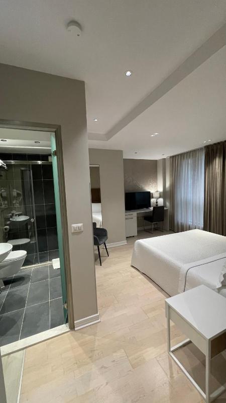 Deluxe Double Room image 3