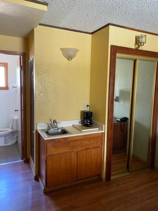 Standard Queen Room image 3
