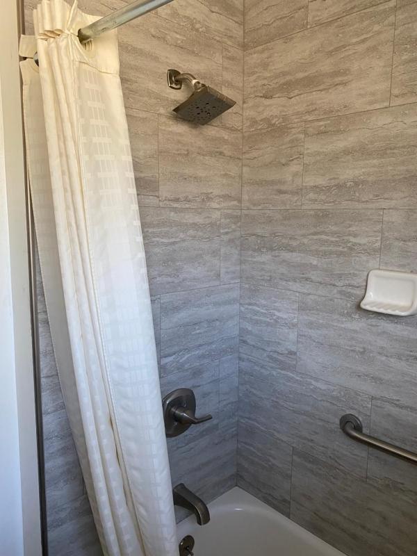 Standard Queen Room image 4