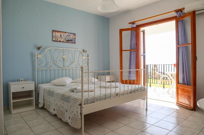 Double Room with Sea View image 4