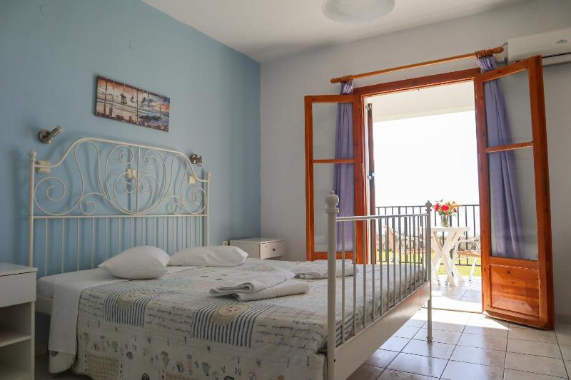 Double Room with Sea View image 3