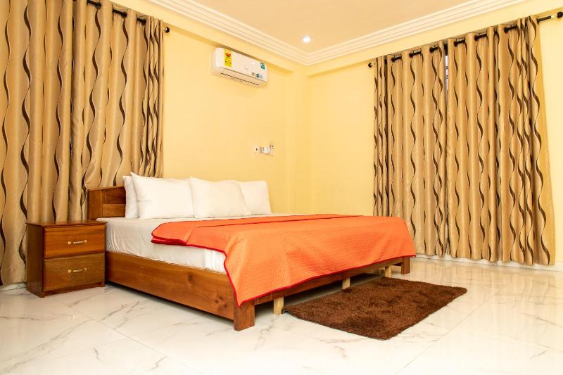 3 Bed Furnished Apartment - Wifi Aircon Parking - image 10
