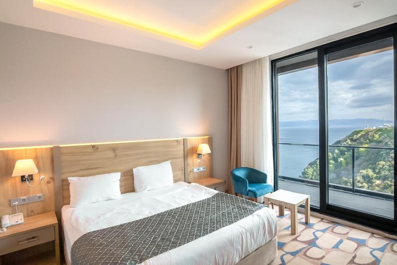 Deluxe Double or Twin Room with Sea View image 4