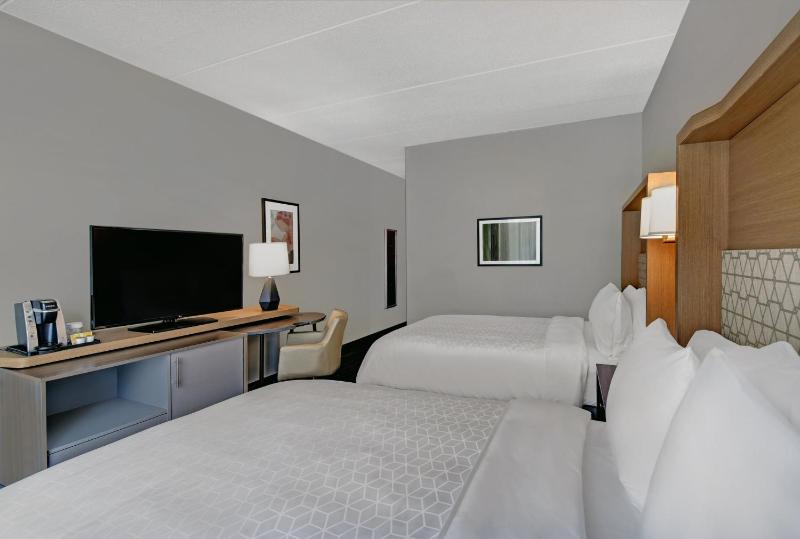 Standard Queen Room with Two Queen Beds - Top Floor image 3