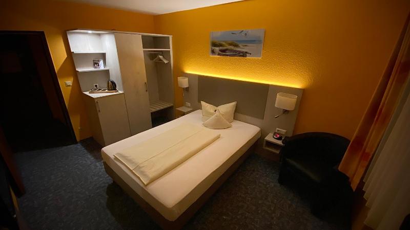 Standard Single Room image 3