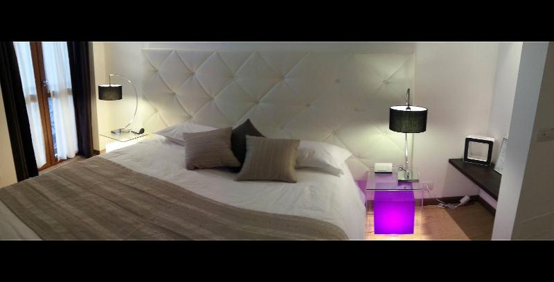 Double Room image 3