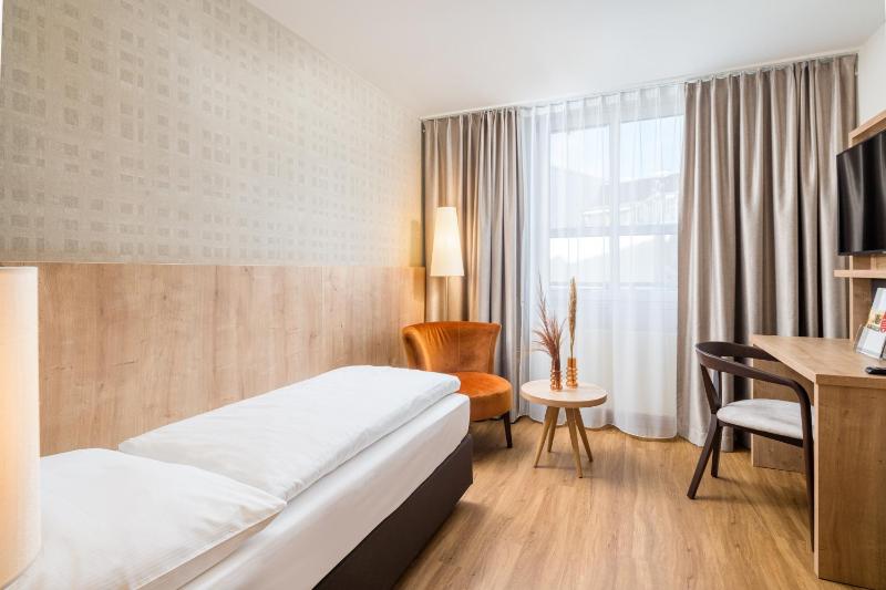 Business Single Room image 4