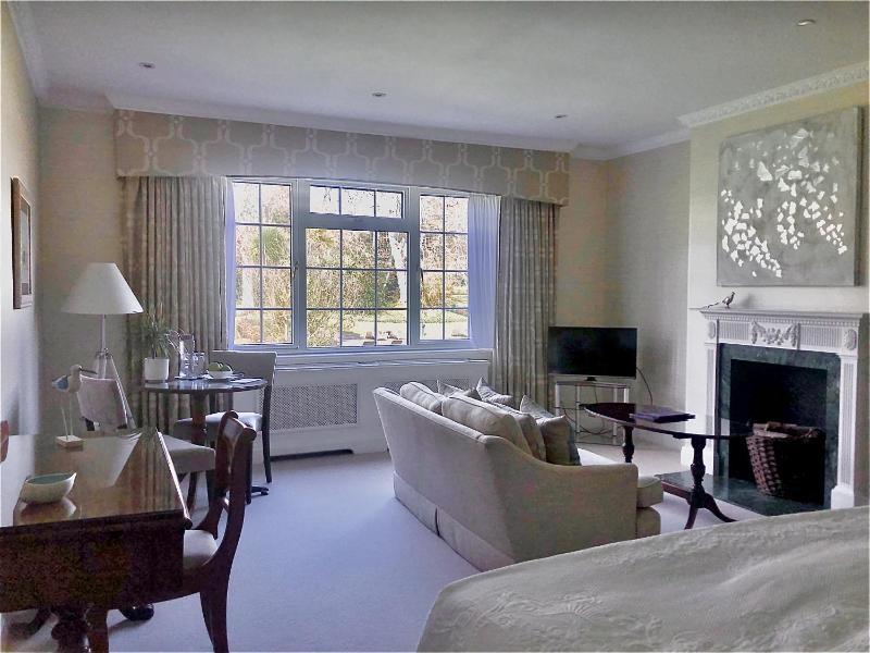 Deluxe Double or Twin Room with Garden View image 3