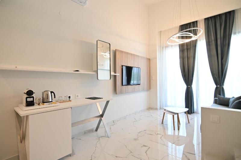 Deluxe Quadruple Room image 2