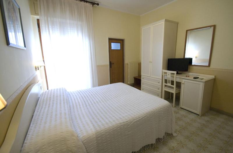 Double Room image 2