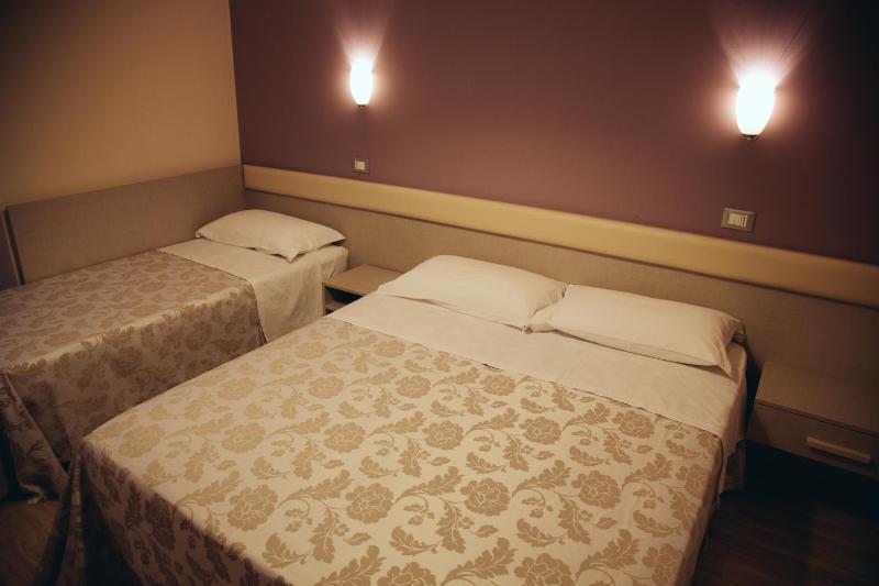 Standard Triple Room image 4
