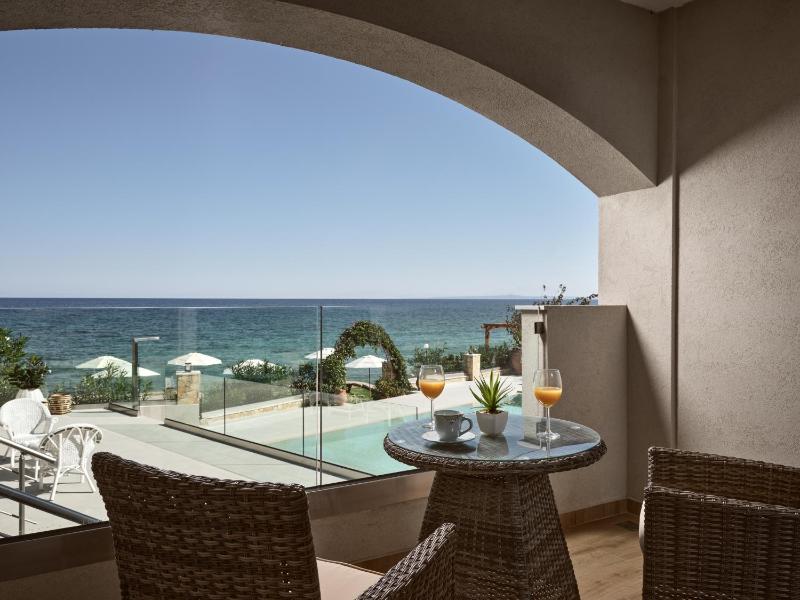 Deluxe Suite with Sea View image 2