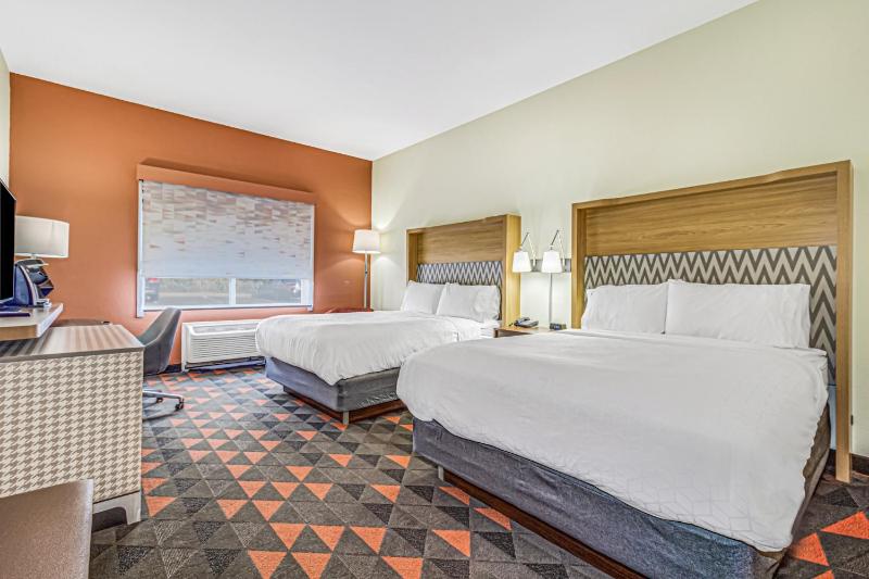 Standard Room with Two Queen Beds image 4
