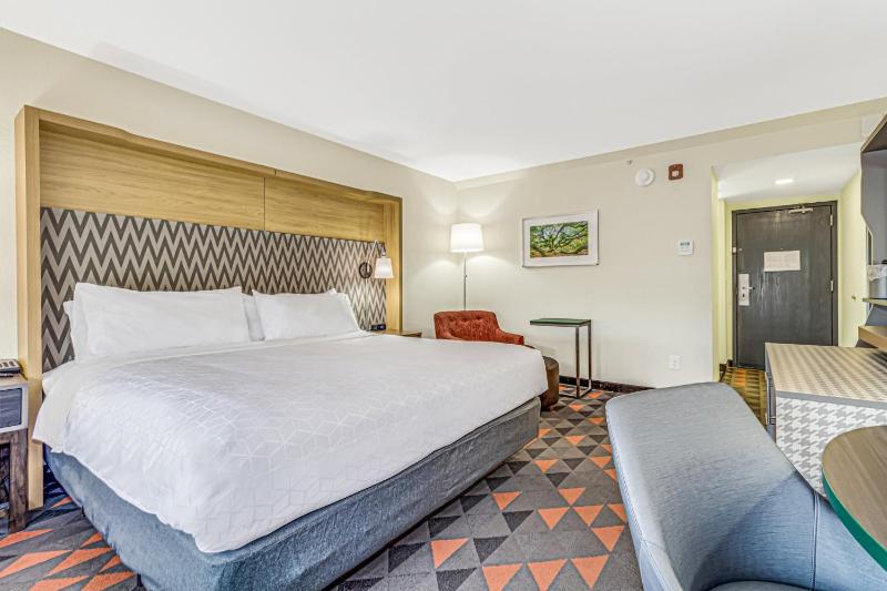 Standard King Room image 2