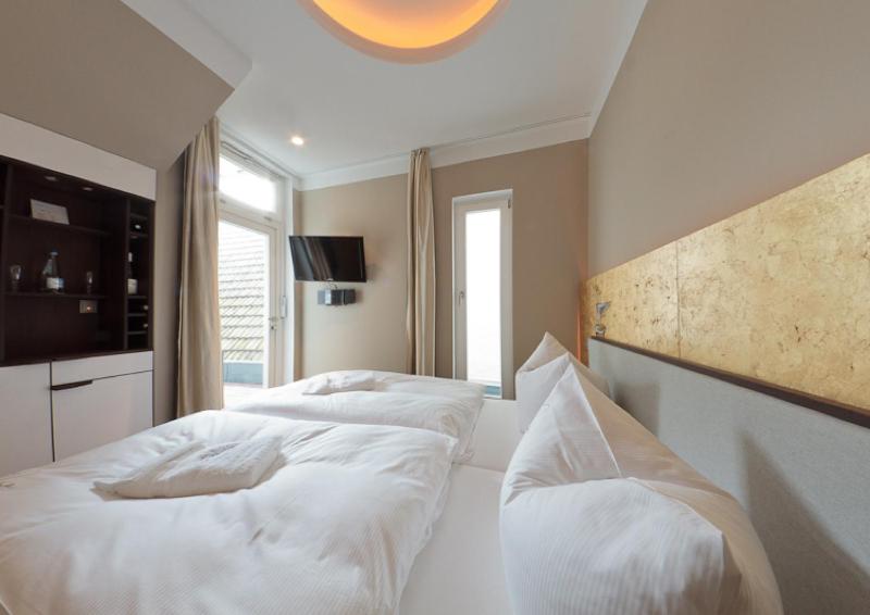 Double Room image 3