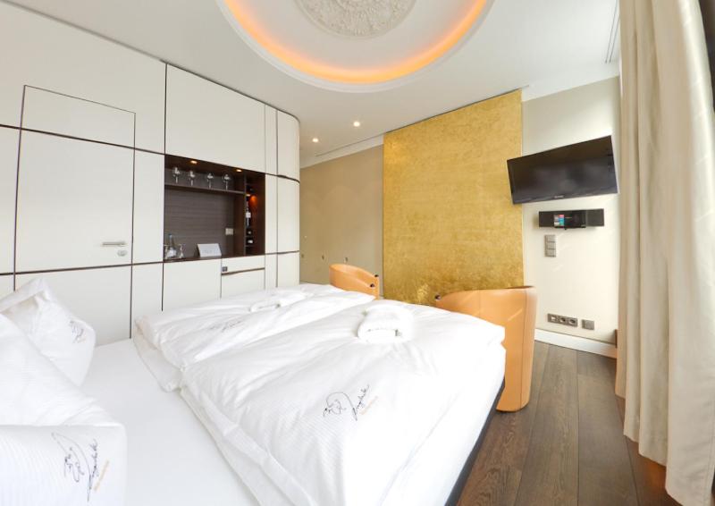 Deluxe Double Room image 1