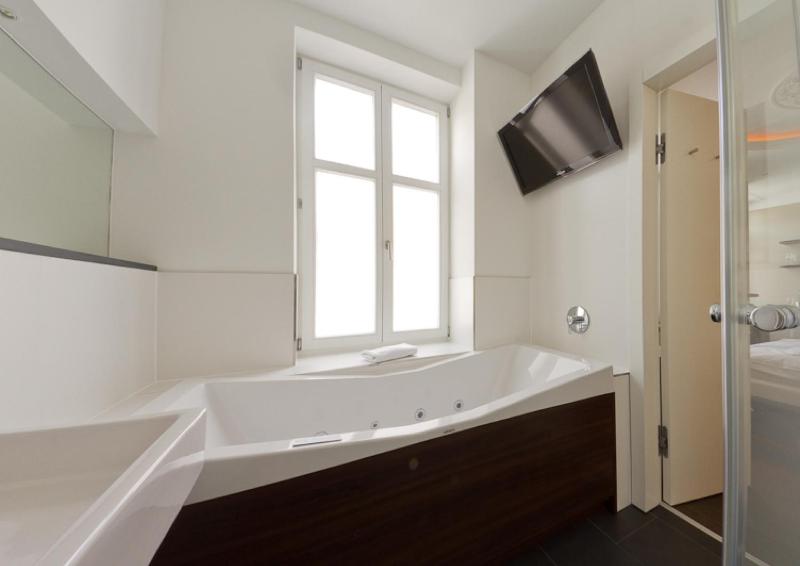 Deluxe Double Room image 3