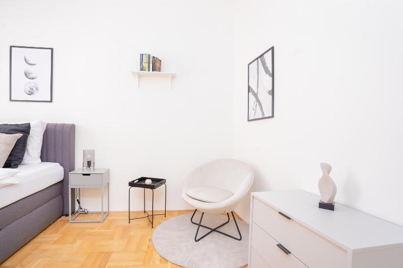 Prague Days - Two-bedroom Apartment with Workspace right next to Old Town Square - image 9