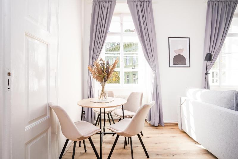 Prague Days - Two-bedroom Apartment with Workspace right next to Old Town Square - image 2