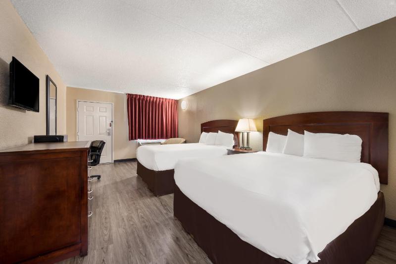 Queen Room with Two Queen Beds - Non-Smoking image 3