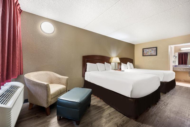 Queen Room with Two Queen Beds - Non-Smoking image 1