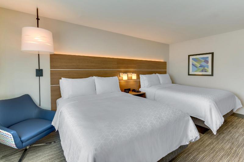 Standard Queen Room with Two Queen Beds image 4