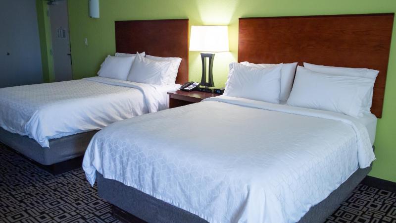 Standard Queen Room with Two Queen Beds image 4