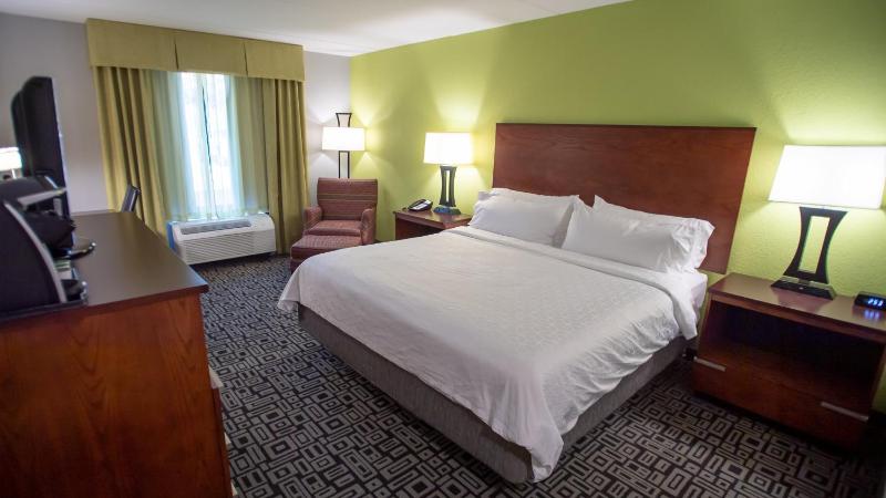 Standard King Room image 2