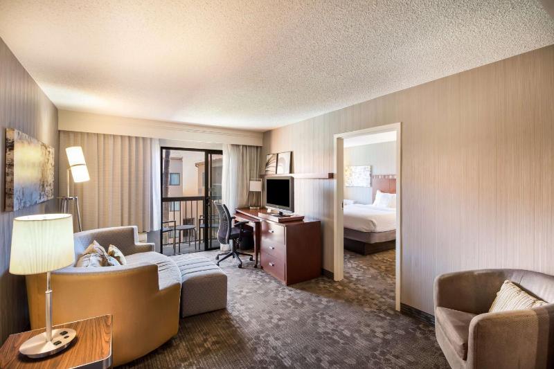 One-Bedroom King Suite with Pool View image 1