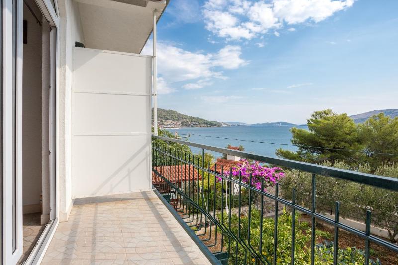 Three-Bedroom Apartment with Terrace and Sea View image 4