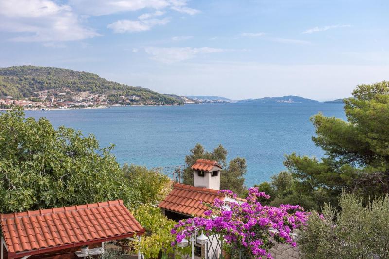 Three-Bedroom Apartment with Terrace and Sea View image 3