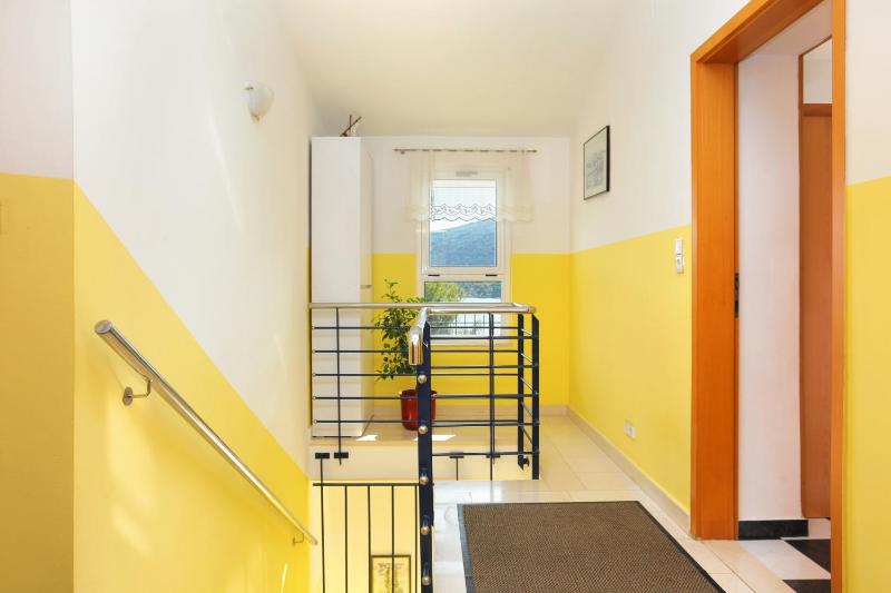 Three-Bedroom Apartment with Terrace and Sea View image 2