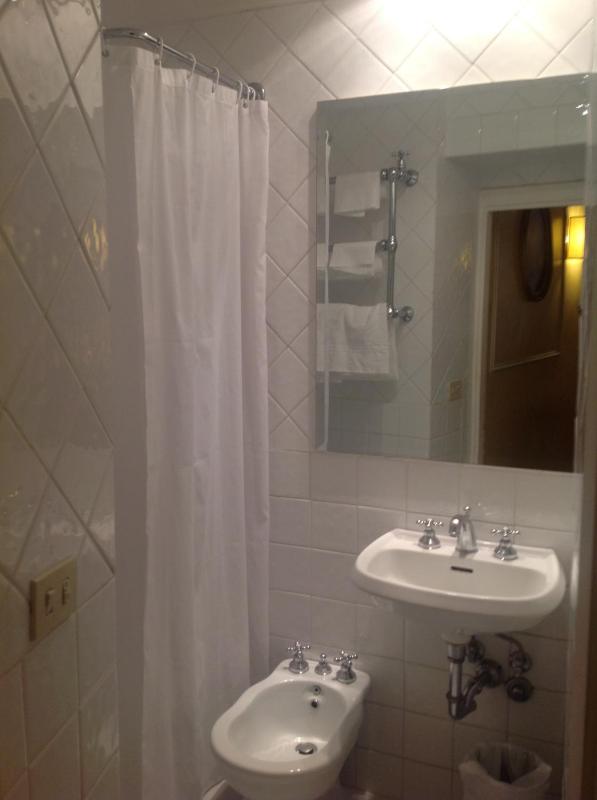 Twin Room image 4