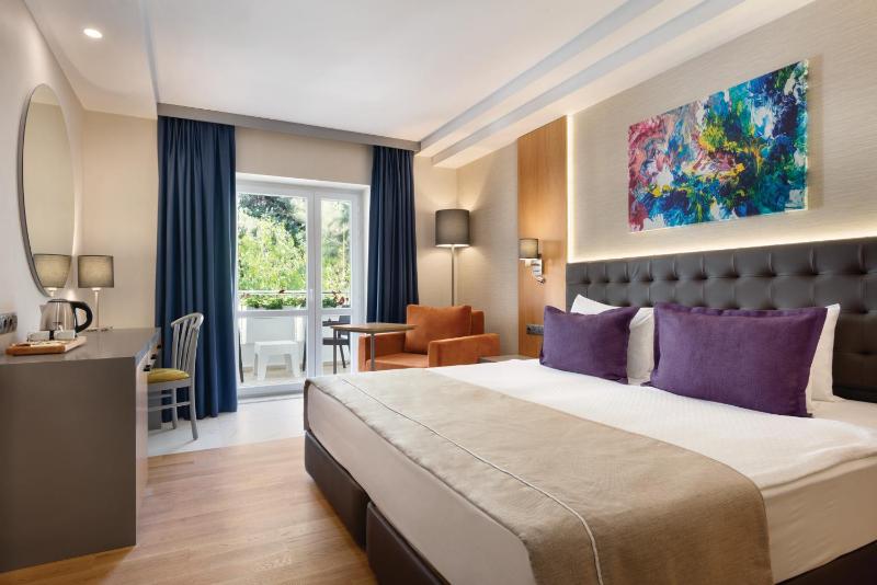 Deluxe Room with Garden View image 3