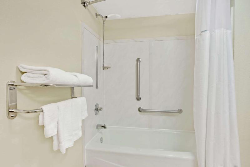 Double Room with Mobility Access and Bathtub with Grab Bars -  Non-Smoking image 2