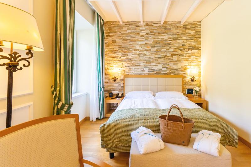 Classic Double Room with Lake View  image 3