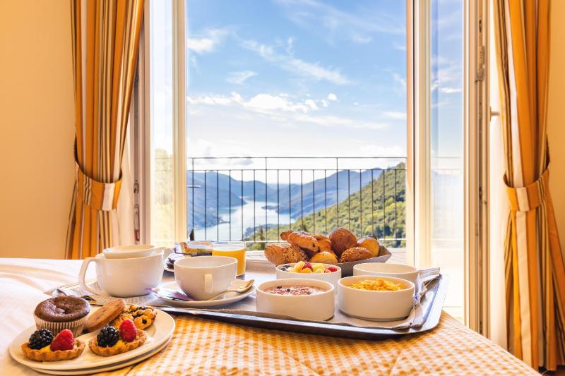 Classic Double Room with Lake View  image 4