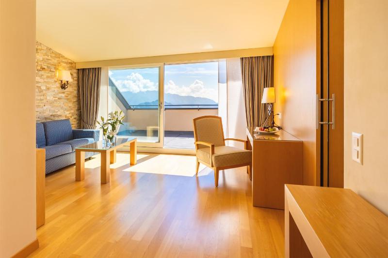 Penthouse Suite with Lake View image 1