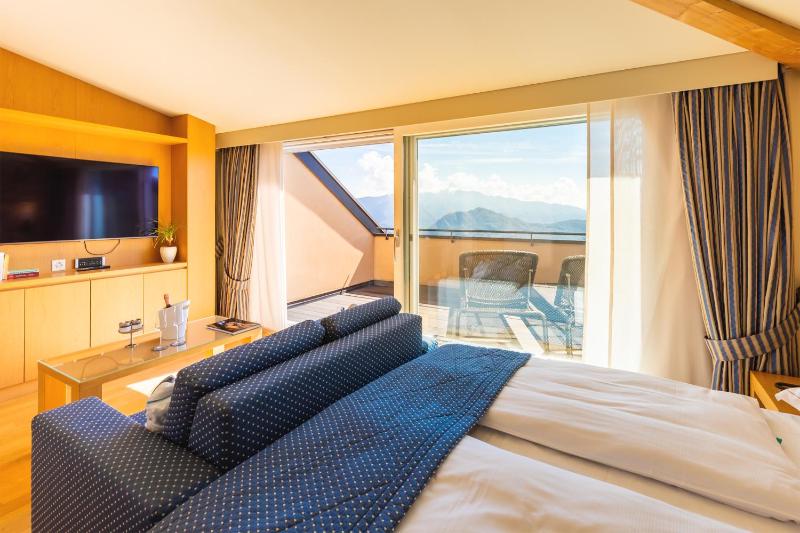 Penthouse Suite with Lake View image 4