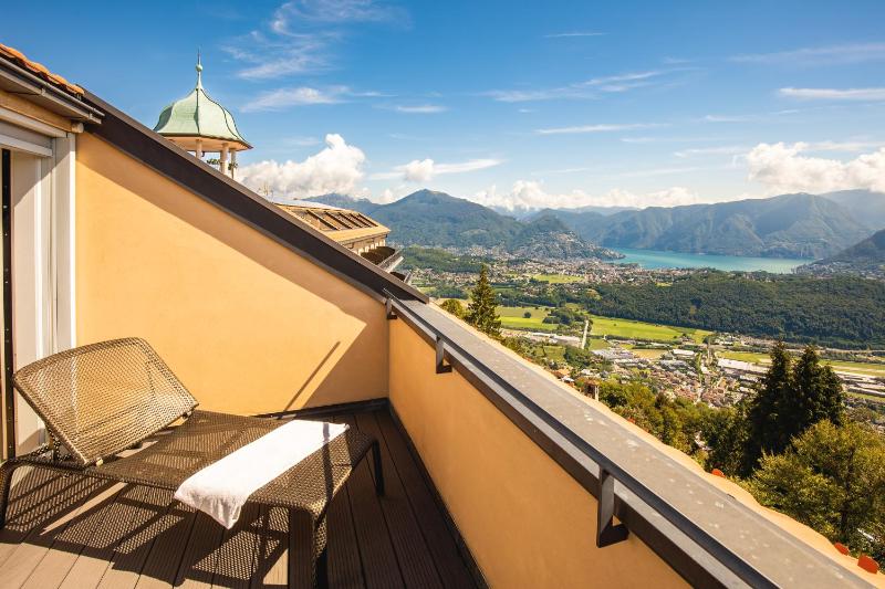 Penthouse Suite with Lake View image 3