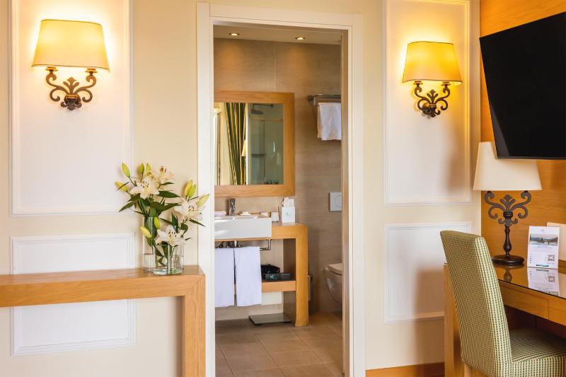 Exclusive Double Room with Lake View image 2