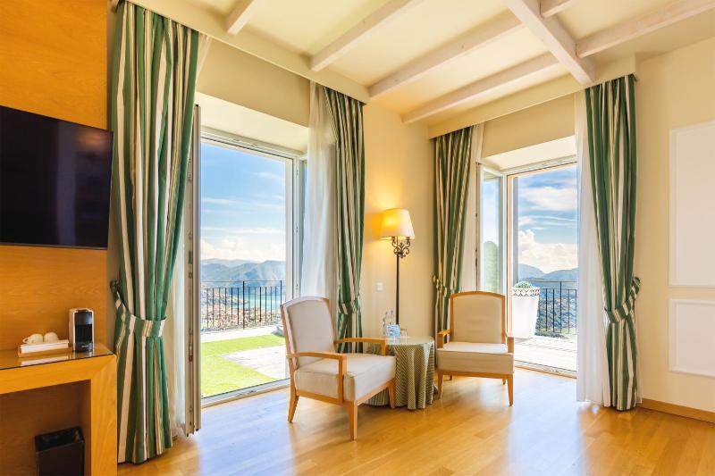 Exclusive Double Room with Lake View image 4