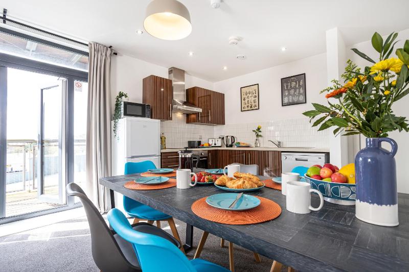 Apartment with City View and Balcony image 3