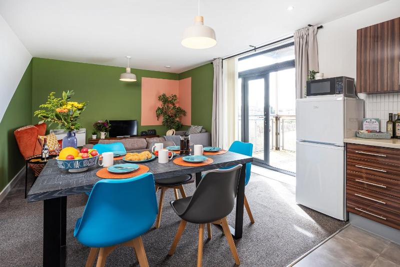 Apartment with City View and Balcony image 4