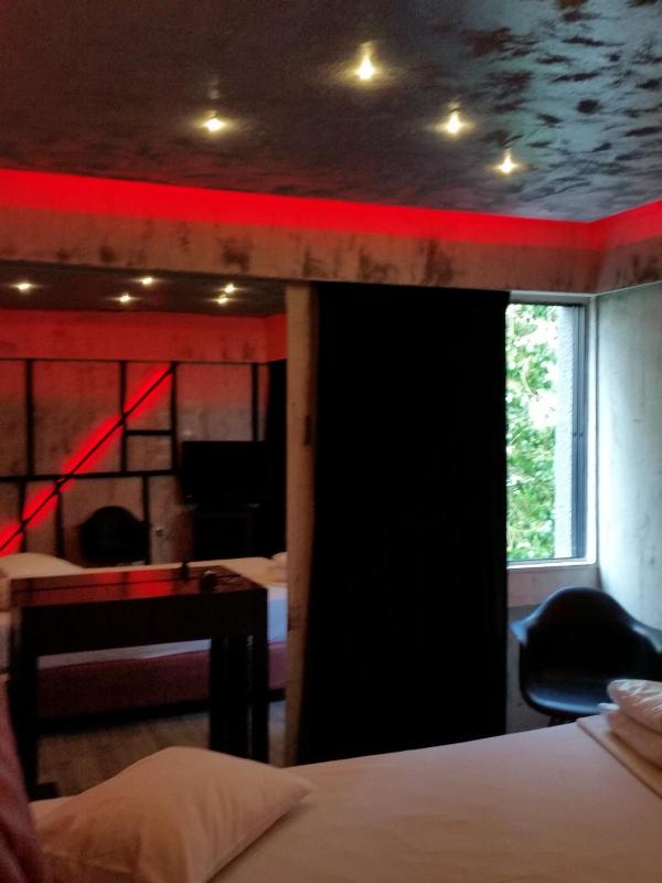 Queen Room with Spa Bath image 4