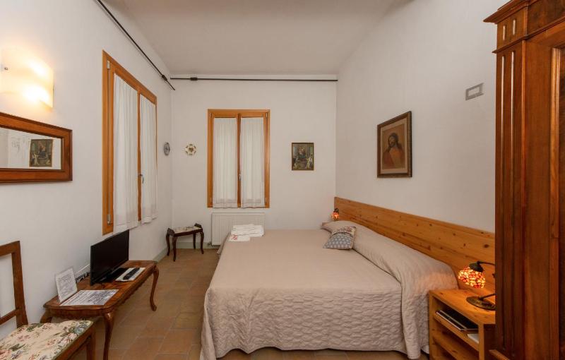 Double Room image 3
