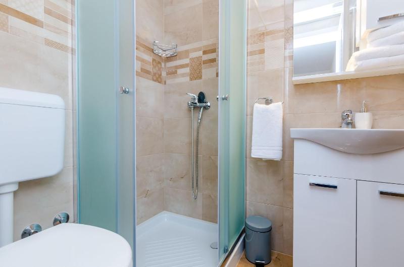Standard Double Room image 3