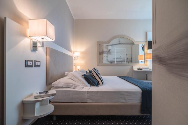Classic Double or Twin Room with Balcony and Lateral Sea View image 3