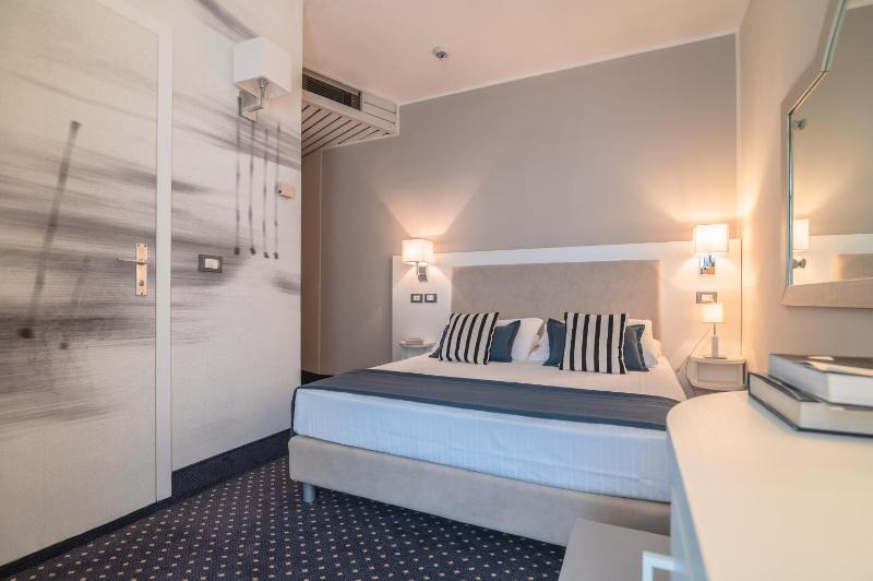 Classic Double or Twin Room with Balcony and Lateral Sea View image 4
