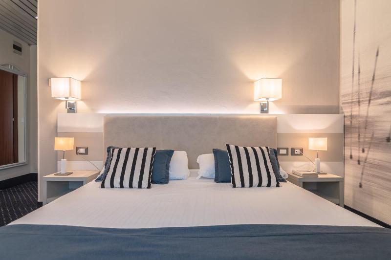 Classic Triple Room with Balcony and Lateral Sea View image 1